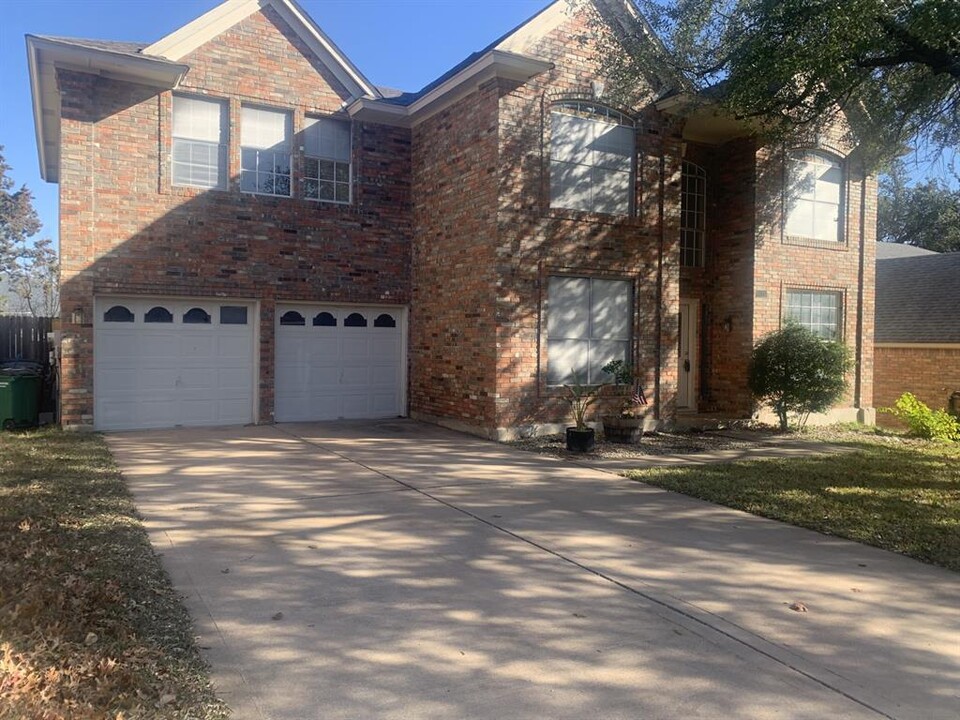 8011 Doe Meadow Dr in Austin, TX - Building Photo