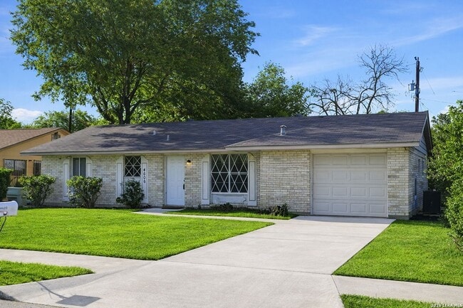 4606 Hollyspring Dr in San Antonio, TX - Building Photo - Building Photo
