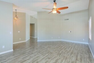 8517 W Caribbean Ln in Peoria, AZ - Foto de edificio - Building Photo