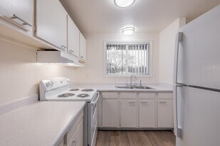 Colonial Villa Apartments in Portland, OR - Building Photo