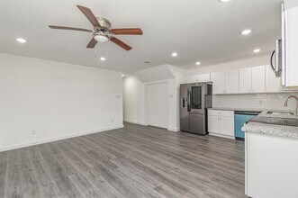 7802 Crestview Dr-Unit -A in Houston, TX - Foto de edificio - Building Photo