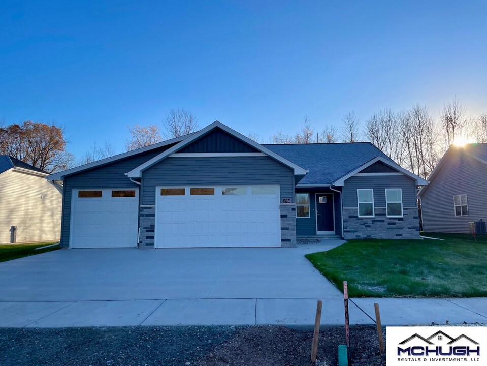 1708 Patriot Wy in Neenah, WI - Building Photo