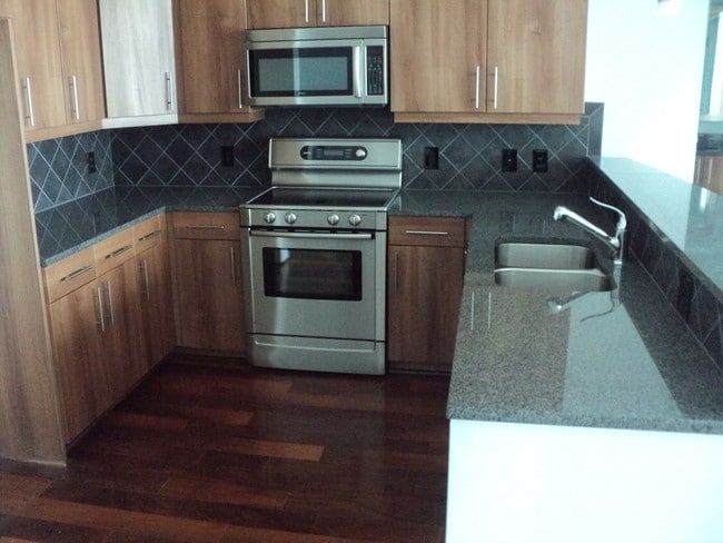 1080 Peachtree St NE, Unit 1705 in Atlanta, GA - Foto de edificio - Building Photo