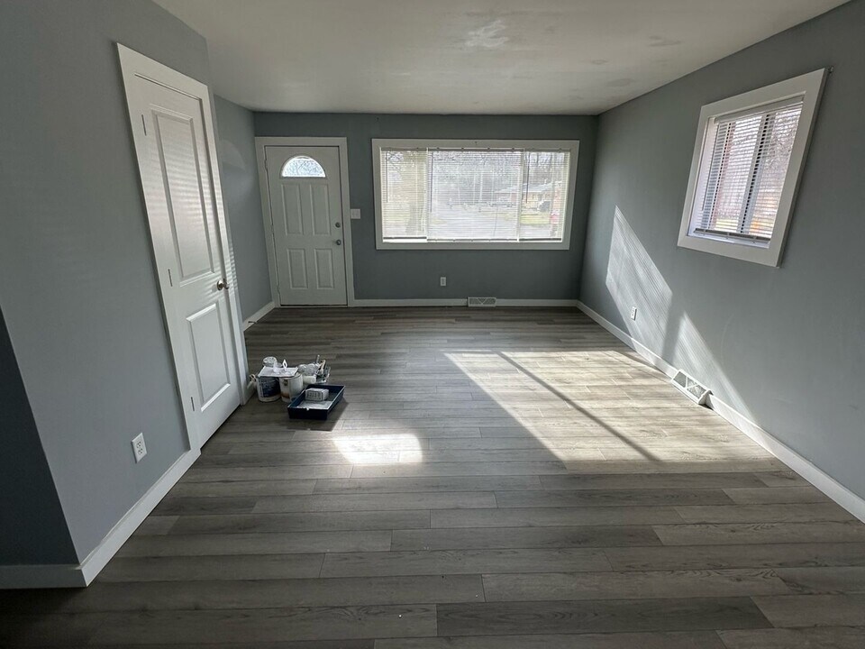 130 W Pinewood Dr in Bloomington, IN - Building Photo
