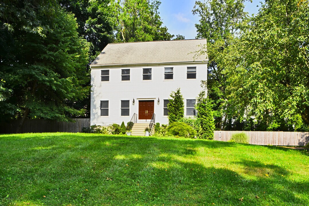 145 Weed St in New Canaan, CT - Building Photo