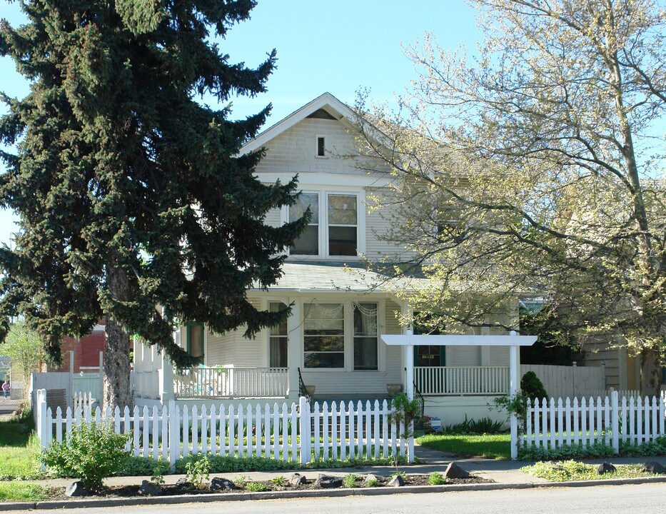 1123 W Maxwell Ave in Spokane, WA - Foto de edificio