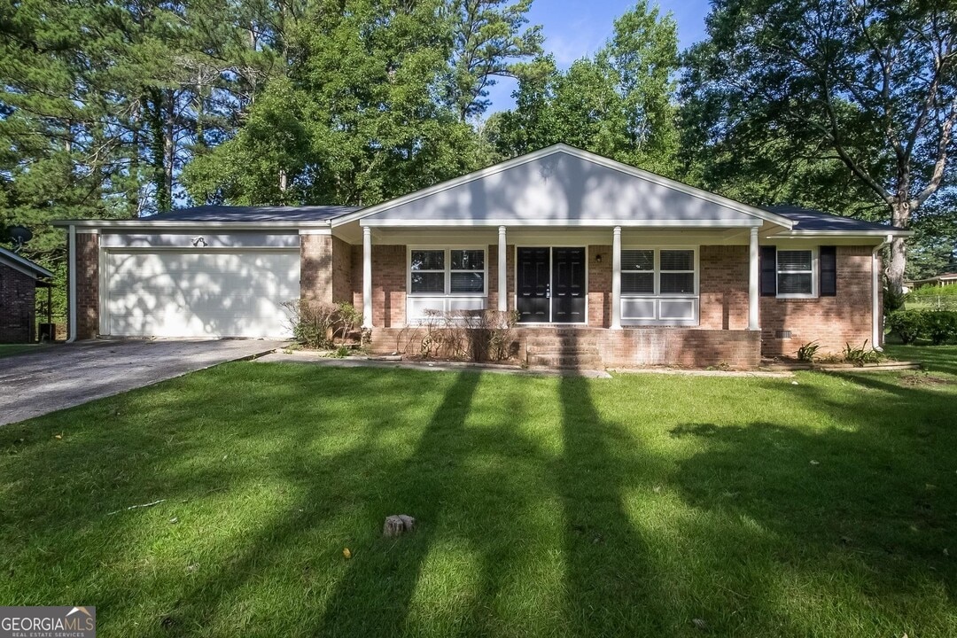 6207 Newberry Ln in Riverdale, GA - Building Photo