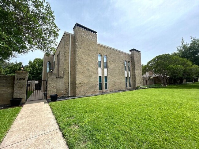 4242 Harvest Hill Rd in Dallas, TX - Building Photo - Building Photo