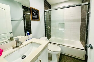 232 E 27th St in Los Angeles, CA - Foto de edificio - Building Photo