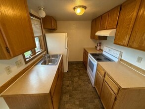 216 N Flower St in Anchorage, AK - Foto de edificio - Building Photo