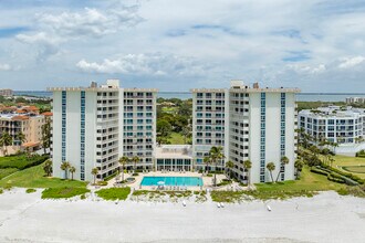 ISLANDER CLUB OF LONGBOAT in Longboat Key, FL - Building Photo - Building Photo