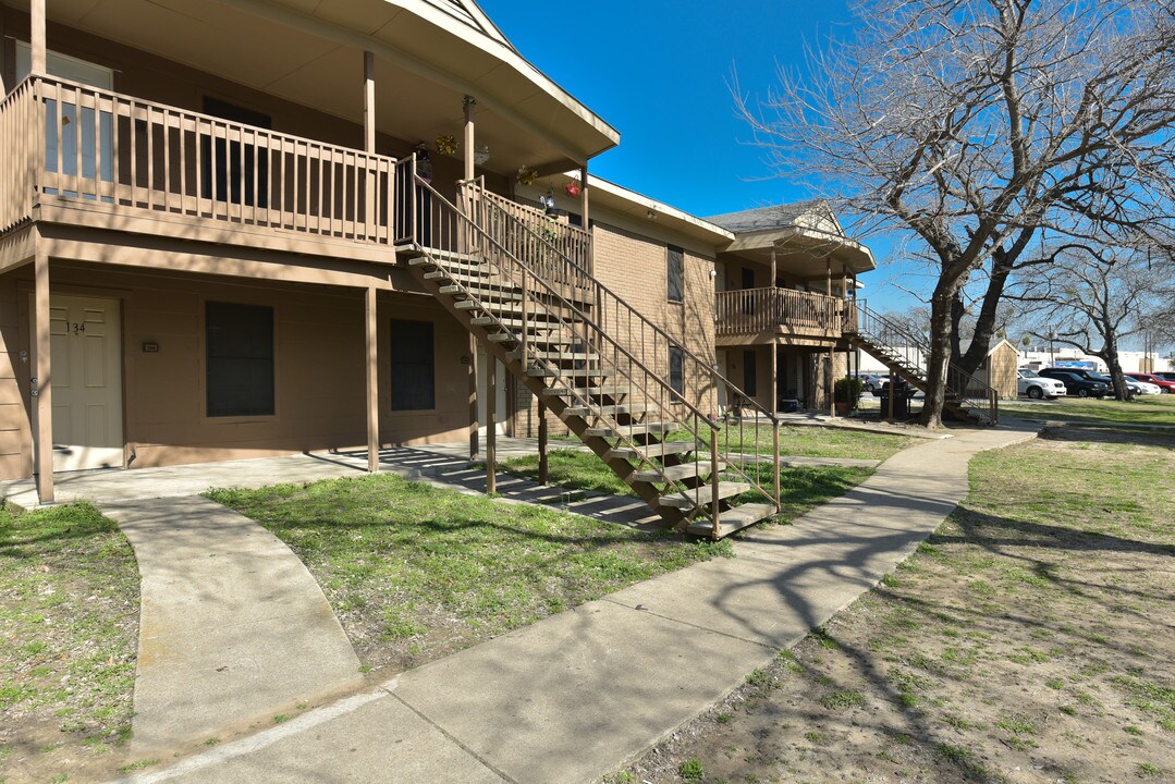 Emerald Point in Irving, TX - Building Photo