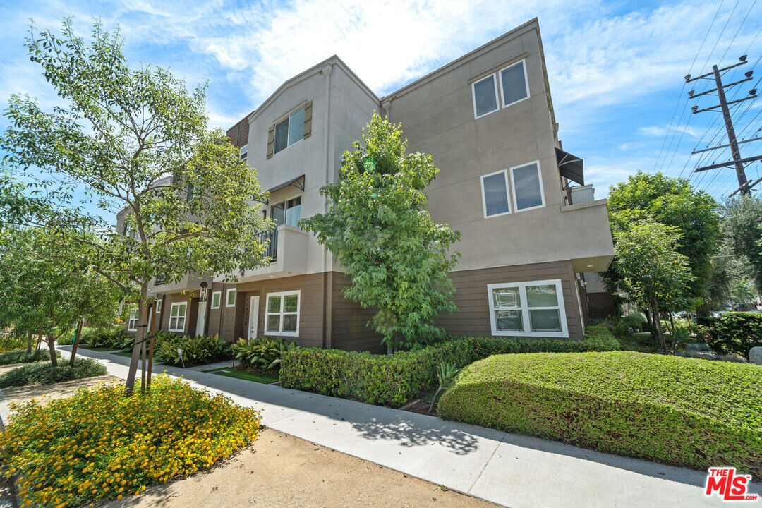 14058 Collins St in Los Angeles, CA - Building Photo