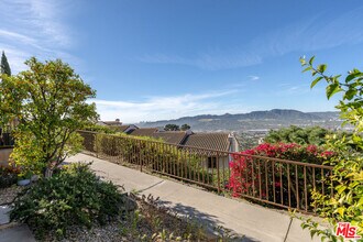 1709 Cam De Villas in Burbank, CA - Building Photo - Building Photo