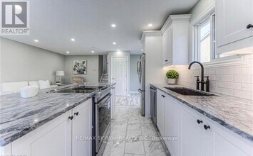 238 B Northlake Dr in Waterloo, ON - Building Photo - Building Photo