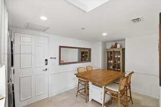 350 S Miami Ave, Unit 1205 in Miami, FL - Foto de edificio - Building Photo