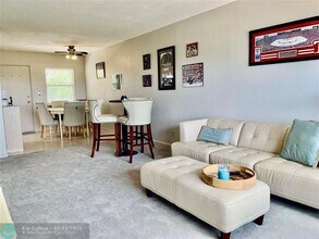 2555 NE 11th St in Fort Lauderdale, FL - Foto de edificio - Building Photo