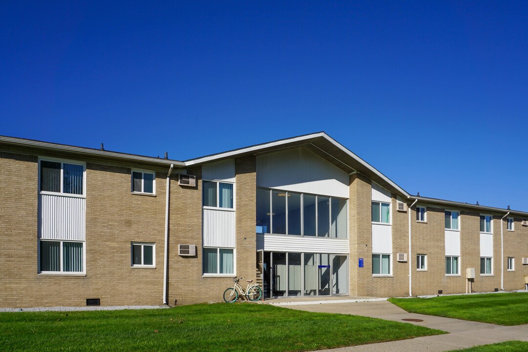 Huntington Club Apartments in Warren, MI - Building Photo