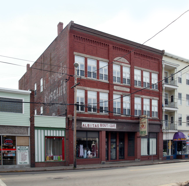 Monast Building in Central Falls, RI - Foto de edificio - Building Photo