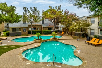 Ridgeview Place Apartments in Irving, TX - Foto de edificio - Building Photo