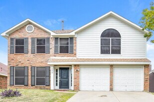 208 Chamblin Dr in Cedar Hill, TX - Building Photo