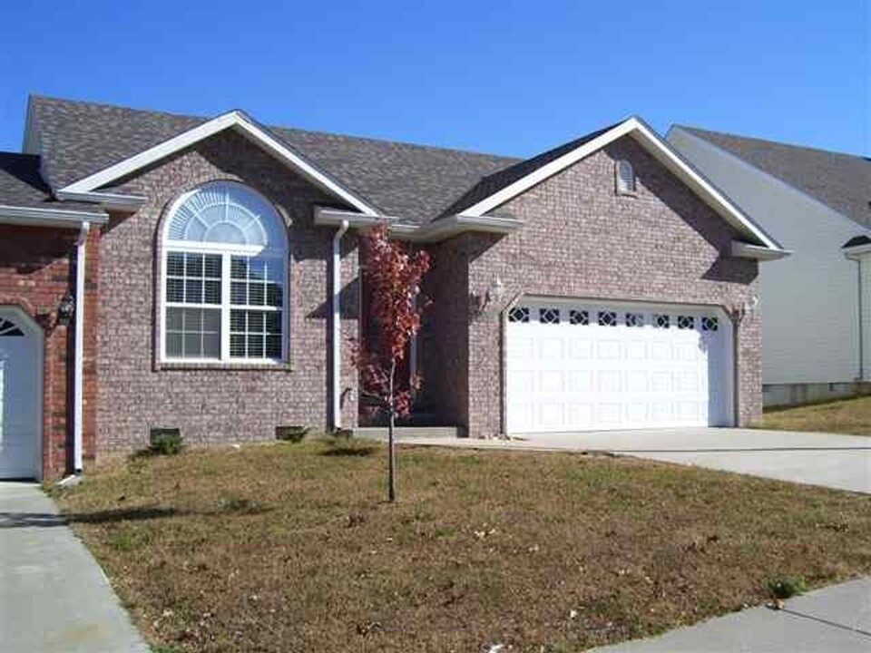 299 Carmel Valley Way in St. Robert, MO - Building Photo