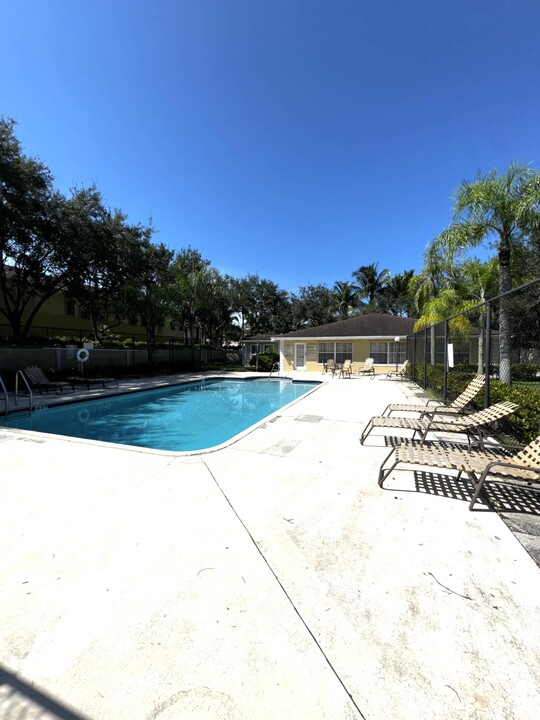 1702 Palm Beach Trace Dr in Royal Palm Beach, FL - Building Photo