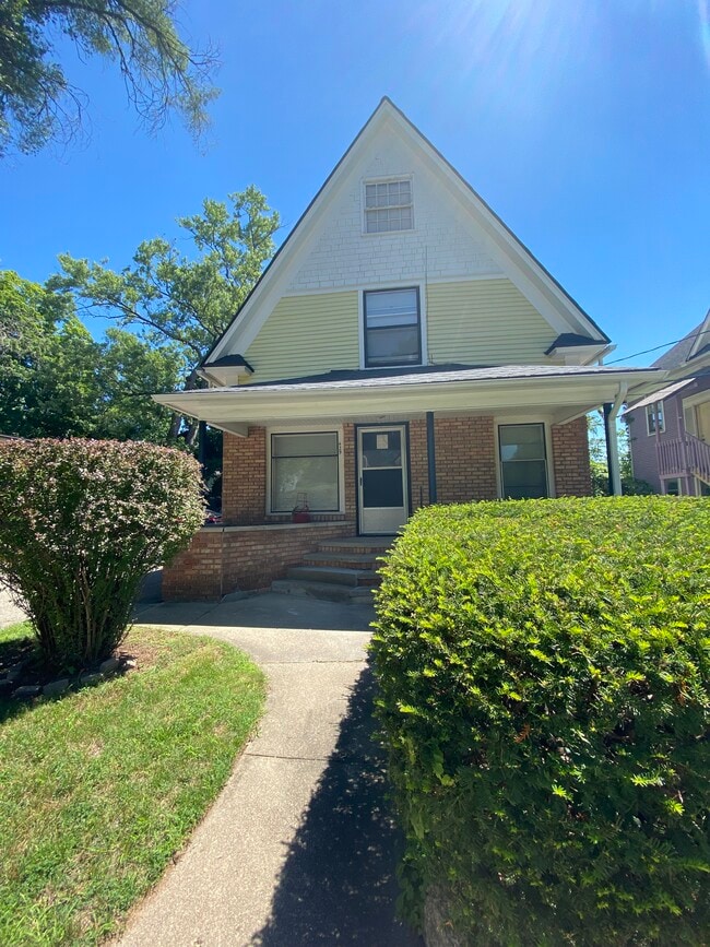 429 Stanwood St, Unit 1 in Kalamazoo, MI - Foto de edificio - Building Photo