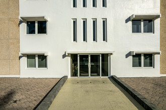 Bay Terrace in Naples, FL - Foto de edificio - Building Photo