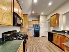 1031 Hollow Creek Dr in Cedar Hill, TX - Foto de edificio - Building Photo