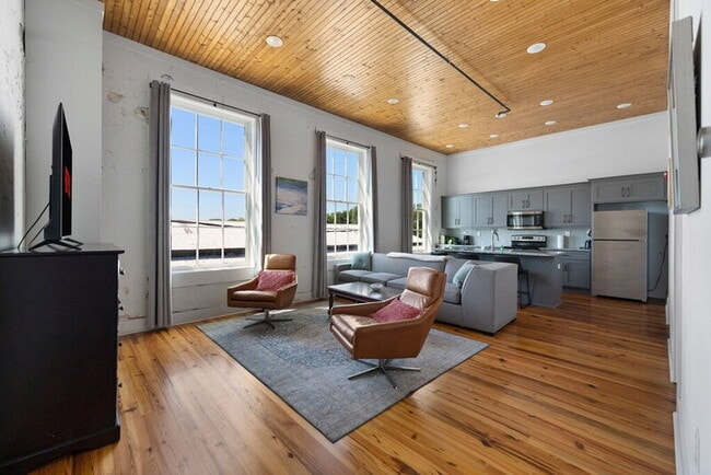 property at 10 W Main St