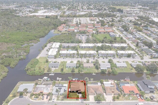 9910 Island Harbor Dr in Port Richey, FL - Building Photo - Building Photo