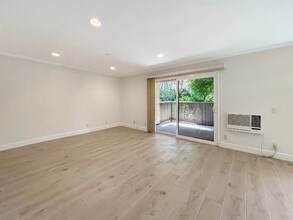 8503 Villa La Jolla Dr in San Diego, CA - Building Photo - Building Photo