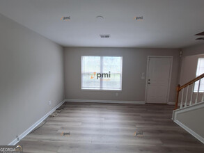 8170 Autumn Green Dr in Fairburn, GA - Building Photo - Building Photo