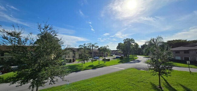 10056 Winding Lake Rd, Unit 203 in Sunrise, FL - Foto de edificio - Building Photo