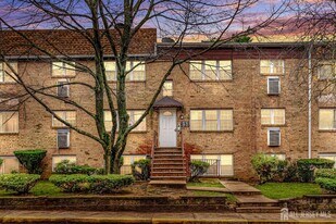 71 College Dr in Edison, NJ - Building Photo