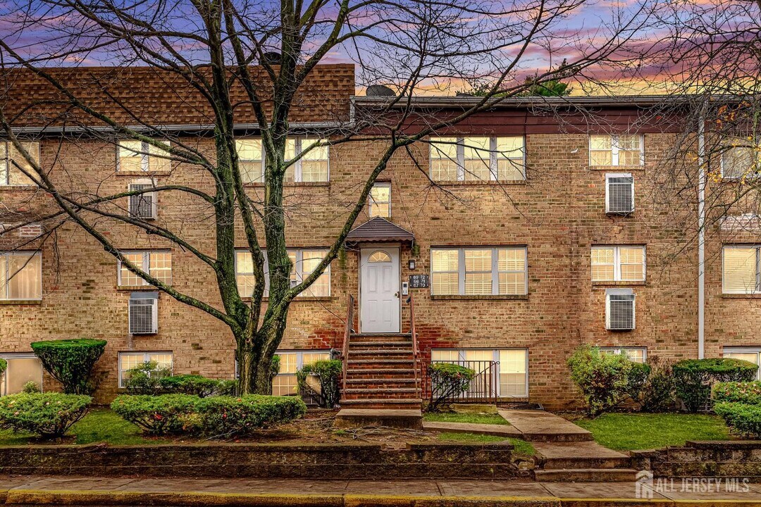 71 College Dr in Edison, NJ - Building Photo