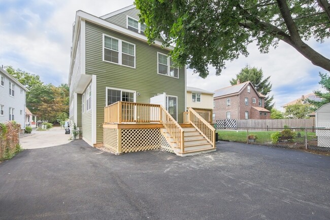 217 Arlington St, Unit 1 in Medford, MA - Building Photo - Building Photo