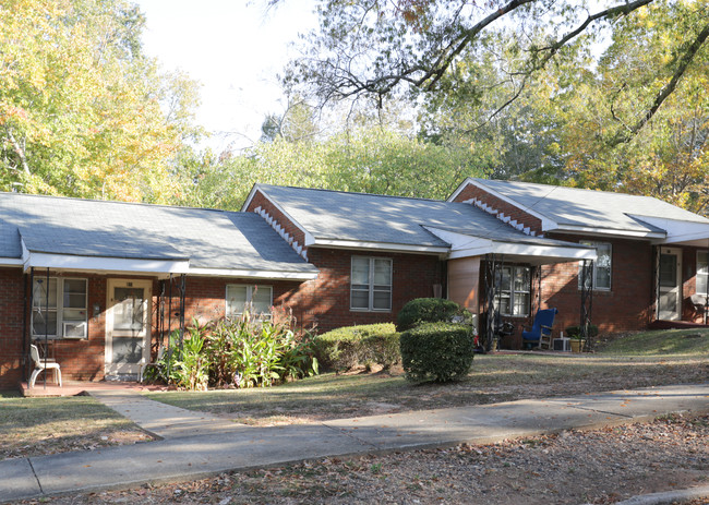 83 Spring St in Newnan, GA - Foto de edificio - Building Photo