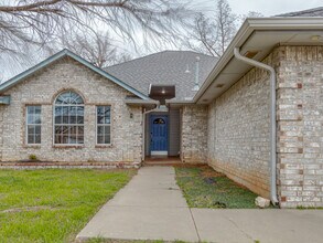 729 SW 156th Pl in Oklahoma City, OK - Foto de edificio - Building Photo