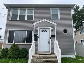 42 Pine St, Unit 2 in Hamden, CT - Building Photo