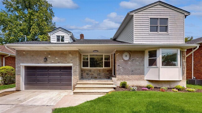 706 Longacre Ave in Woodmere, NY - Foto de edificio - Building Photo
