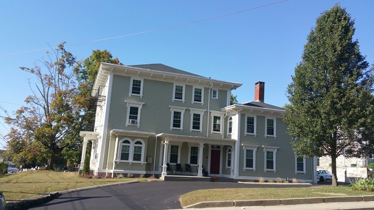 1621 Smith St in North Providence, RI - Foto de edificio