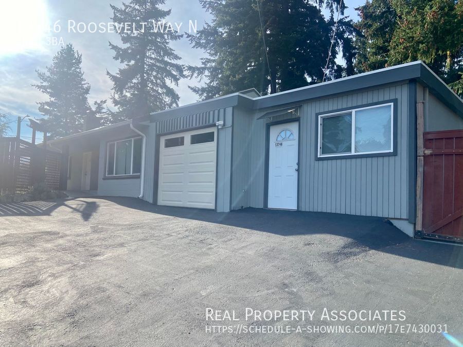 13746 Roosevelt Way N in Seattle, WA - Building Photo