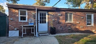 35 Cedarhurst Ave in Selden, NY - Building Photo