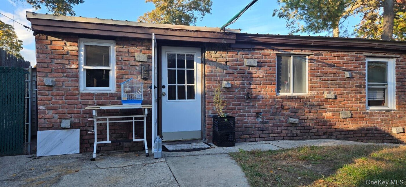 35 Cedarhurst Ave in Selden, NY - Building Photo