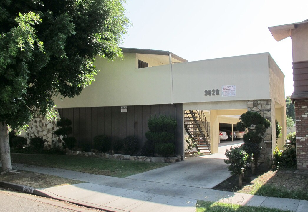 9620 Dearborn Ave in South Gate, CA - Building Photo