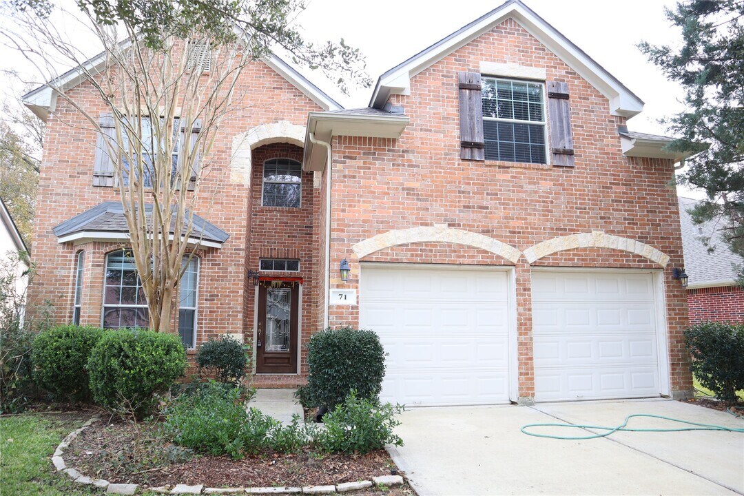 71 La Costa Dr in Montgomery, TX - Building Photo