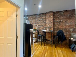 18 Cleveland Pl, Unit 1 in Boston, MA - Building Photo - Building Photo