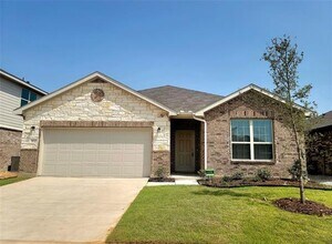 932 Ravenwood Ln in Van Alstyne, TX - Foto de edificio - Building Photo